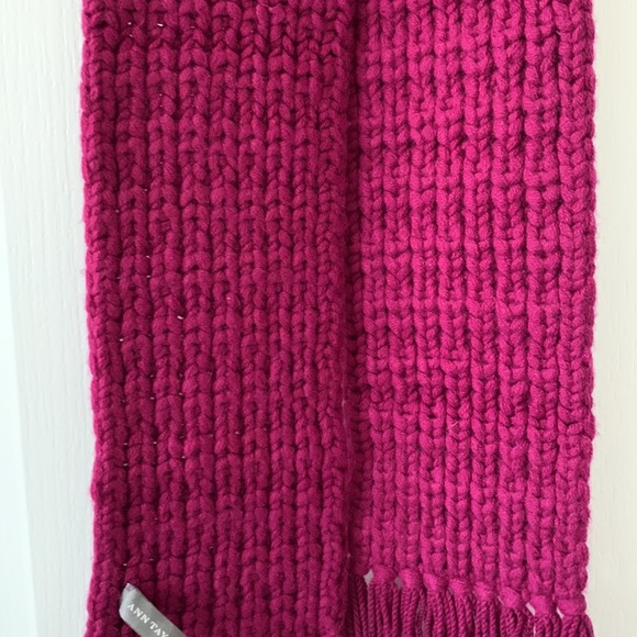 Ann Taylor Magenta 100% Cashmere Crochet Fringe Scarf New With Tag - Picture 4 of 8